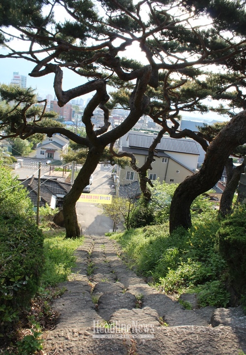 봉덕정 사정 앞에서 내려다본 입구. [사진=한정곤 기자]